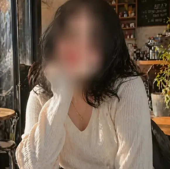 Amina, 25
